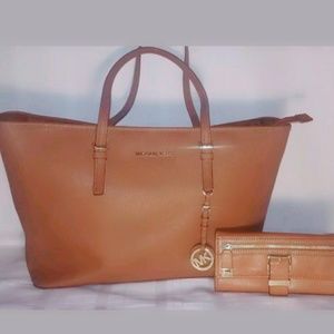 FREE EUC MK WALLET WITH THIS MICHAEL KORS  NWTTOTE